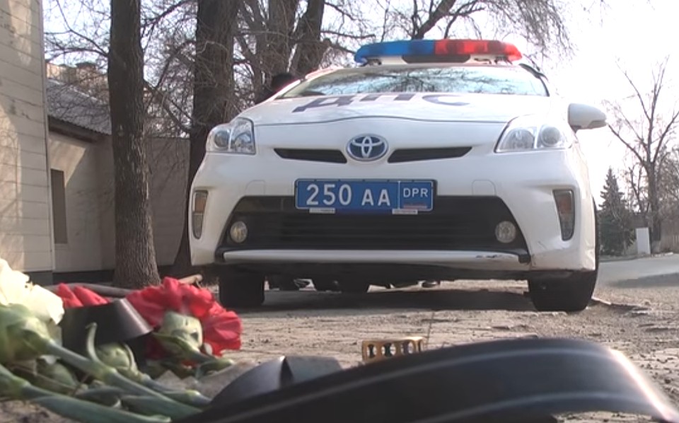 Дорожные полицейские проходили мимо магазина и увидели через окно, как трое неизвестных напали на продавца. Фото: Скриншот из видео МВД ДНР.