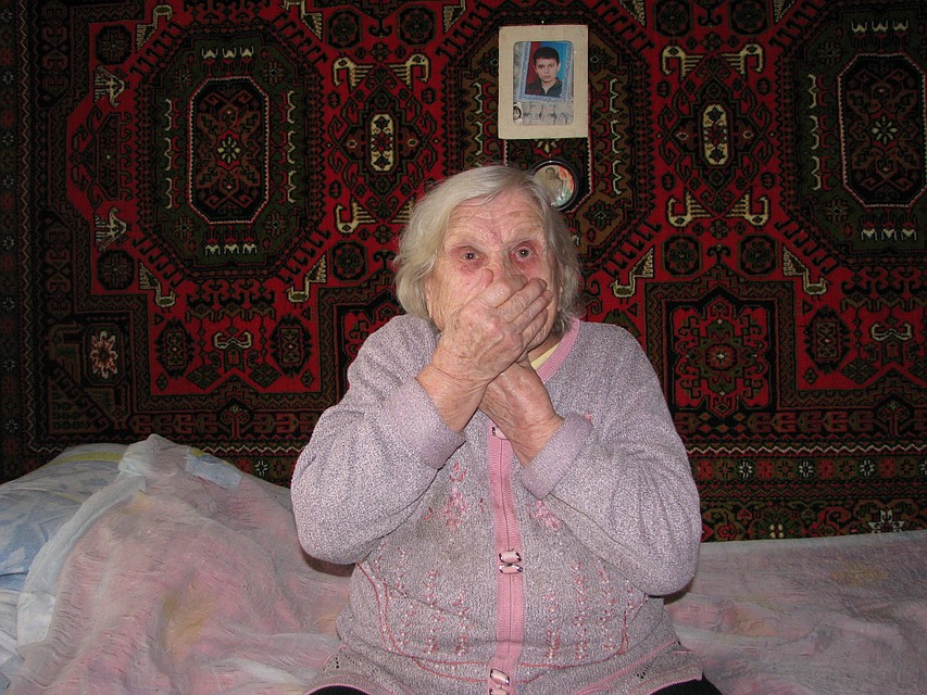 Софья Ивановна показывает, как Павлик, к которому она относилась, как к внуку, душил ее