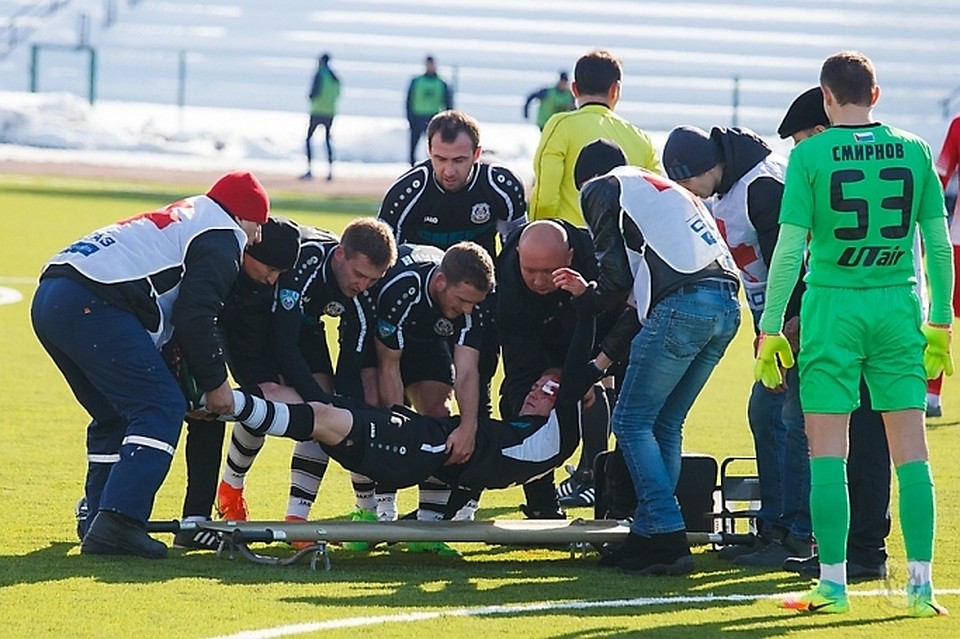 Тюменскому футболисту Павлу Шакуро в ОКБ №2 наложили 11 швов. Фото fc-tyumen.ru