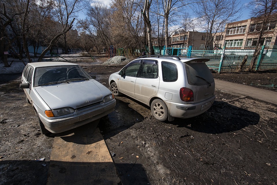 Вернулся домой поздно – все козырные места у подъезда уже заняты. Приходится лезть на газон. Фото: Андрей АБРАМОВ