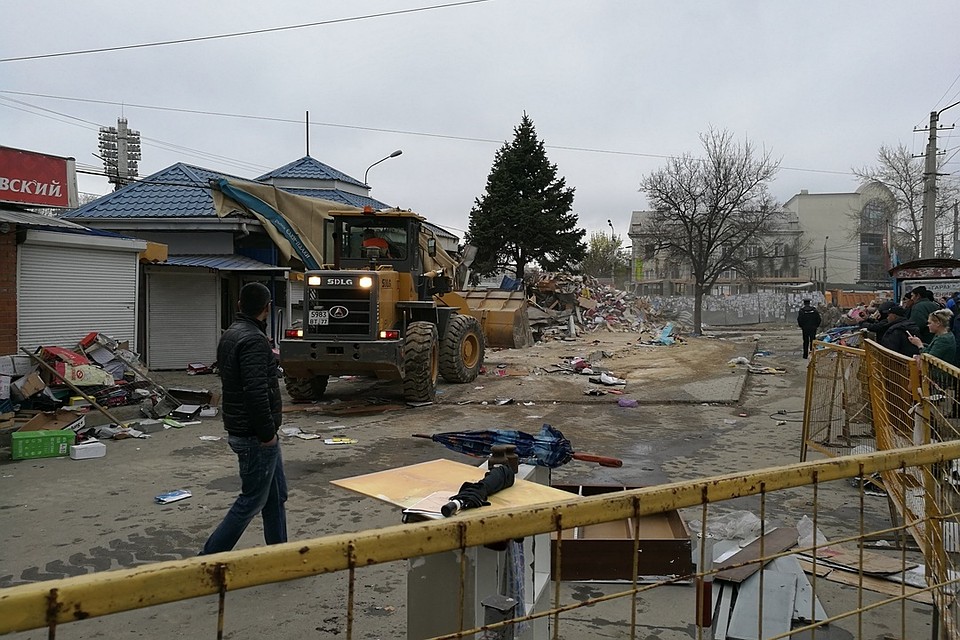 Центральный рынок оцеплен. Идет спецоперация по сносу незаконных торговых строений