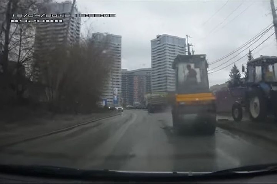 Граждане Новосибирска активно снимают укладку асфальта в дождь и лужи Граждане Новосибирска активно снимают укладку асфальта в дождь и лужи