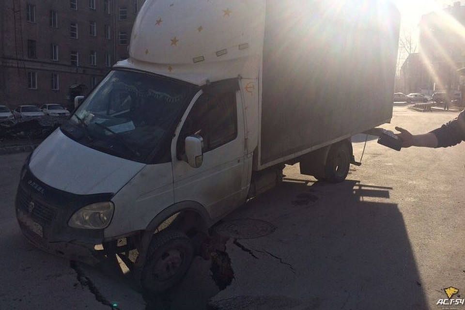 Асфальт буквально провалился под колесами авто