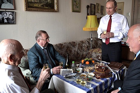 Владимир Путин Президент приехал лично поздравить с 90-летием и наступающим Днем Победы своего экс-начальника, бывшего представителя КГБ СССР при министерстве госбезопасности ГДР Лазаря Матвеева Фото: пресс-служба Кремля