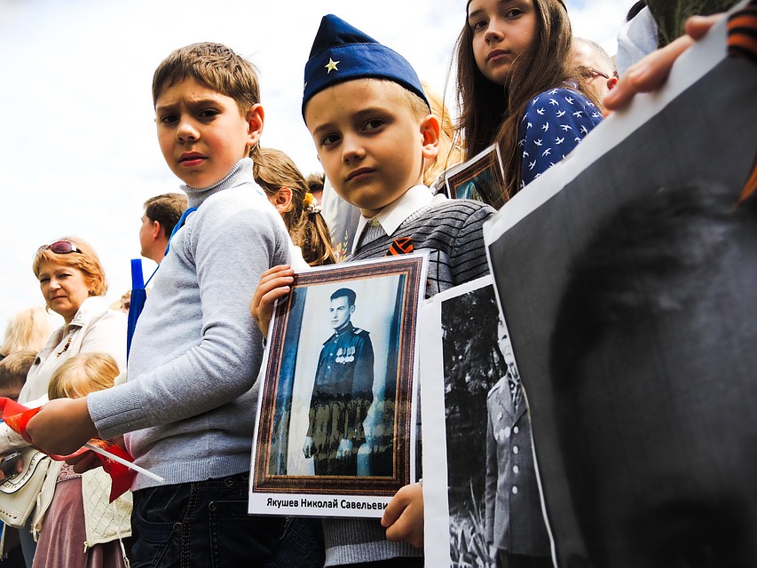 В Мариуполе участники акции «Бессмертный полк» говорят, что на них напали