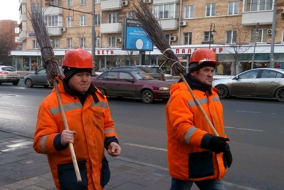 Алиментщики чистят улицы, а заодно и свою совесть.