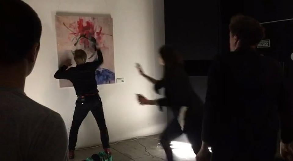 На акции «Ночь в музее» в Artplay неизвестный измазал краской картину