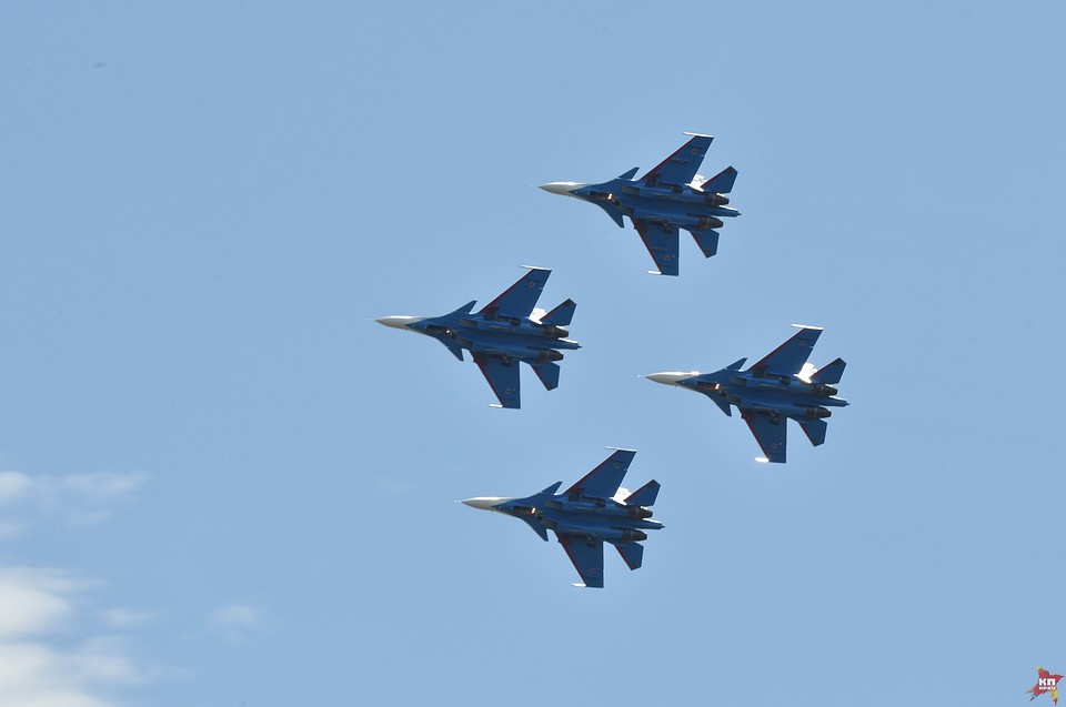 "Русские витязи" на истребителях Су-30СМ. Фото: Кристина БРАЖНИКОВА