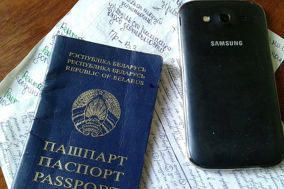 Четыре человека попались со шпаргалками и мобильниками на ЦТ по математике.