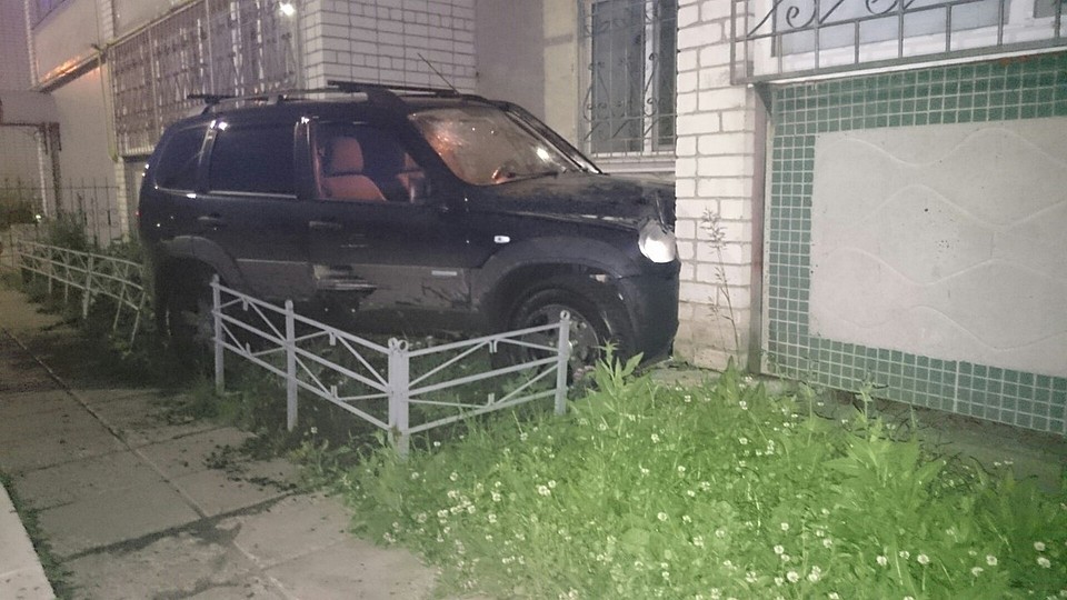 В Ульяновске шофёр «Нивы» протаранил дом