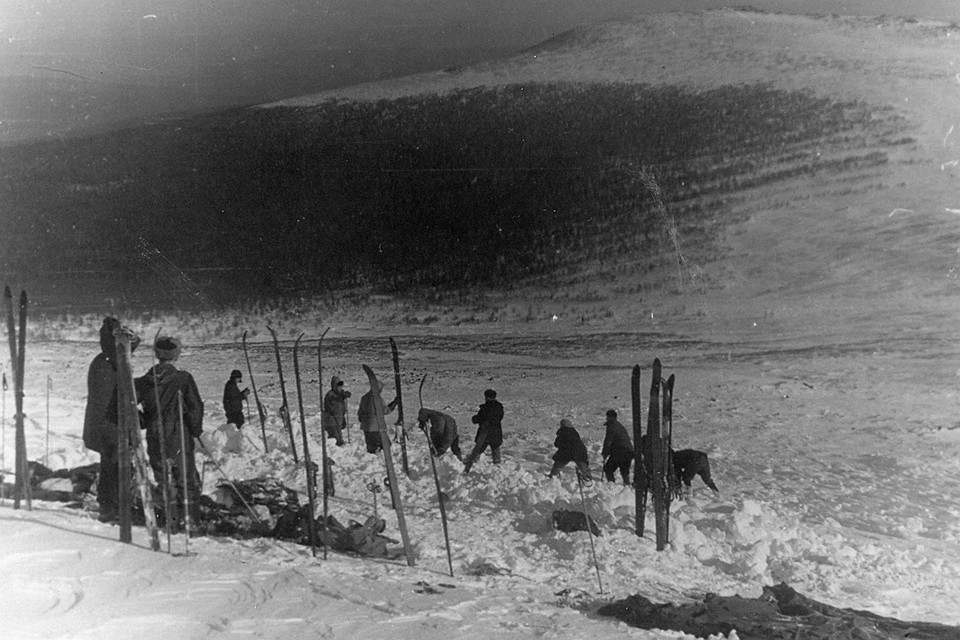 Поисковики ищут пропавших туристов в районе расположения палатки.