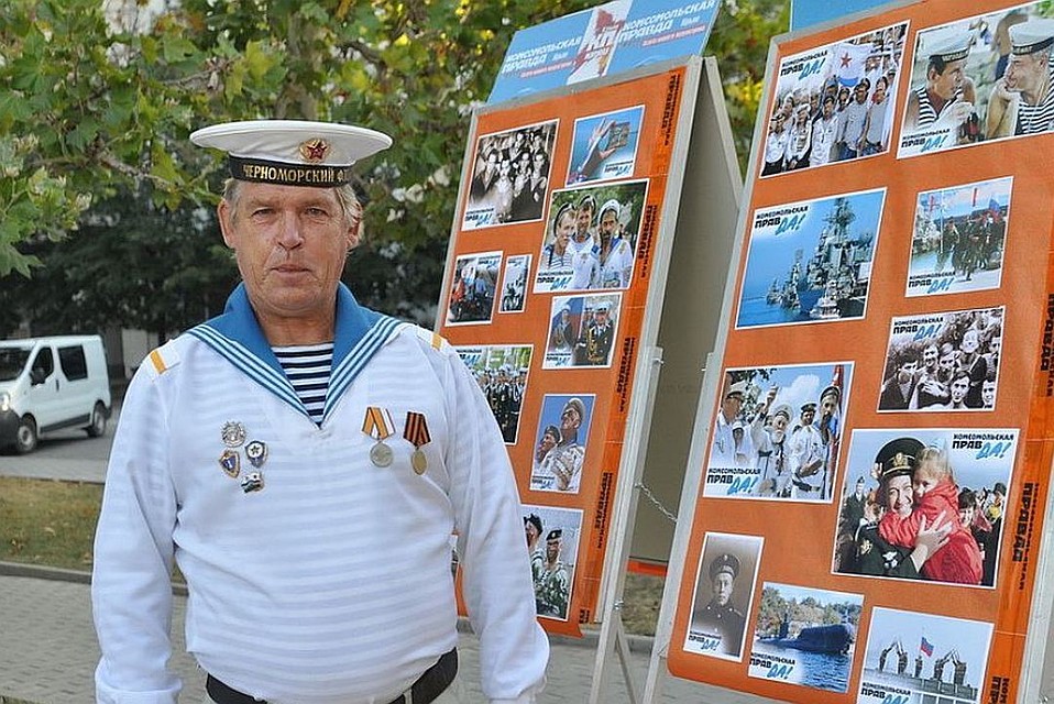 Бескозырка белая, в полоску воротник, вам, возможно, принесут победу.