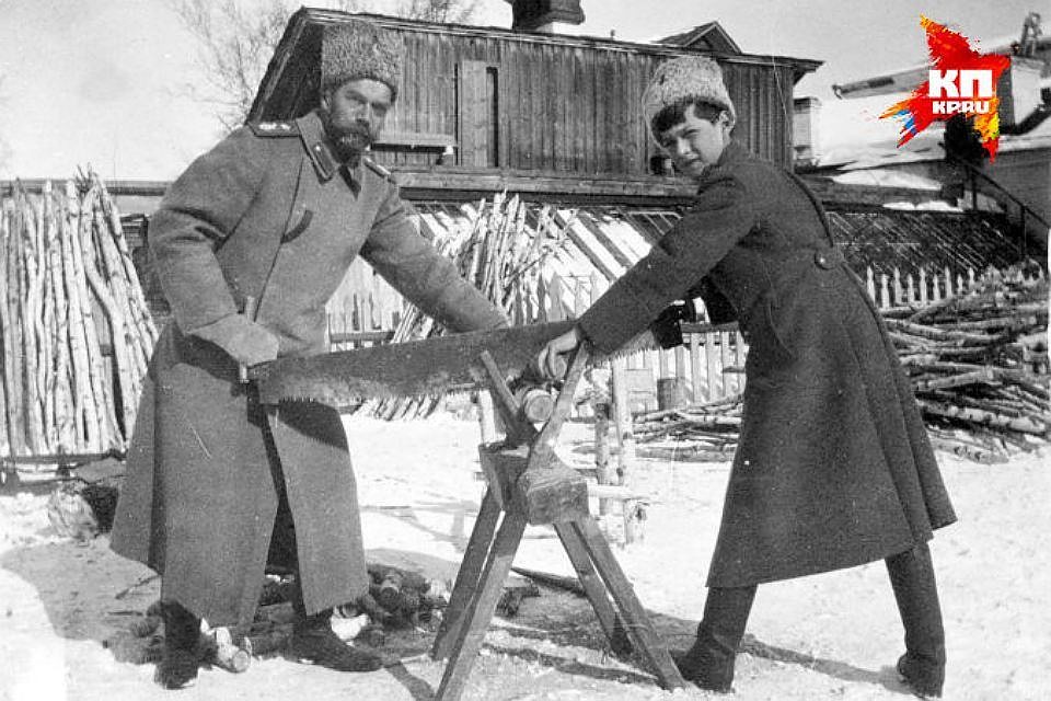 Николай II со своим сыном Алексеем во время ссылки в 1917-м году Фото: из фондов музея Монастыря в честь Святых Царственных Страстотерпцев в урочище Ганина Яма