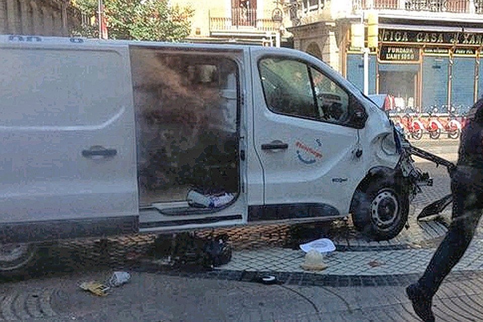 Фургон 17 августа протаранил толпу людей в самом центре Барселоны
