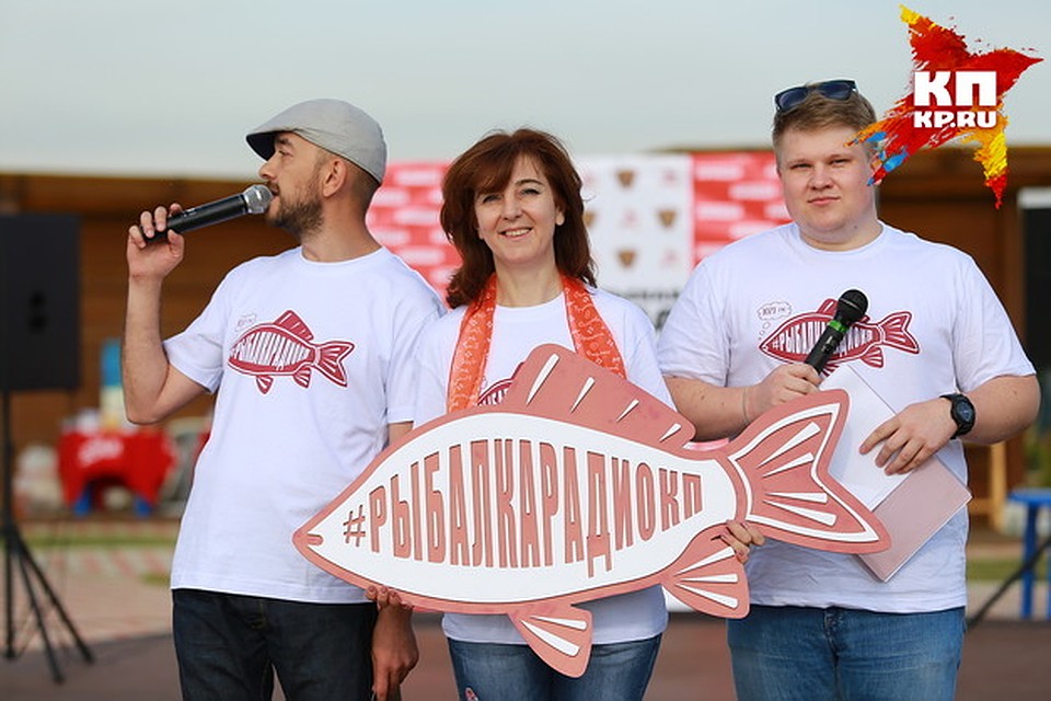 Народу собралось немало. Кто же поймает самую большую рыбу?