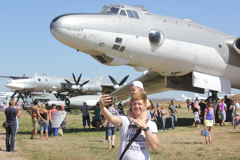 На авиабазе в Энгельсе жители фотографировались с бомбардировщиками.