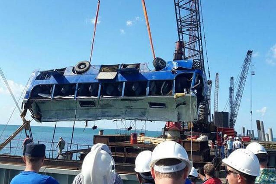 Автобус уже подняли со дна моря