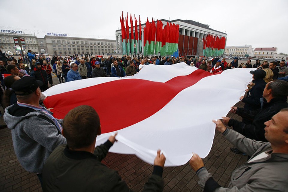 Участники акции развернули огромный бело-красно-белый флаг. Фото: REUTERS/Vasily Fedosenko.
