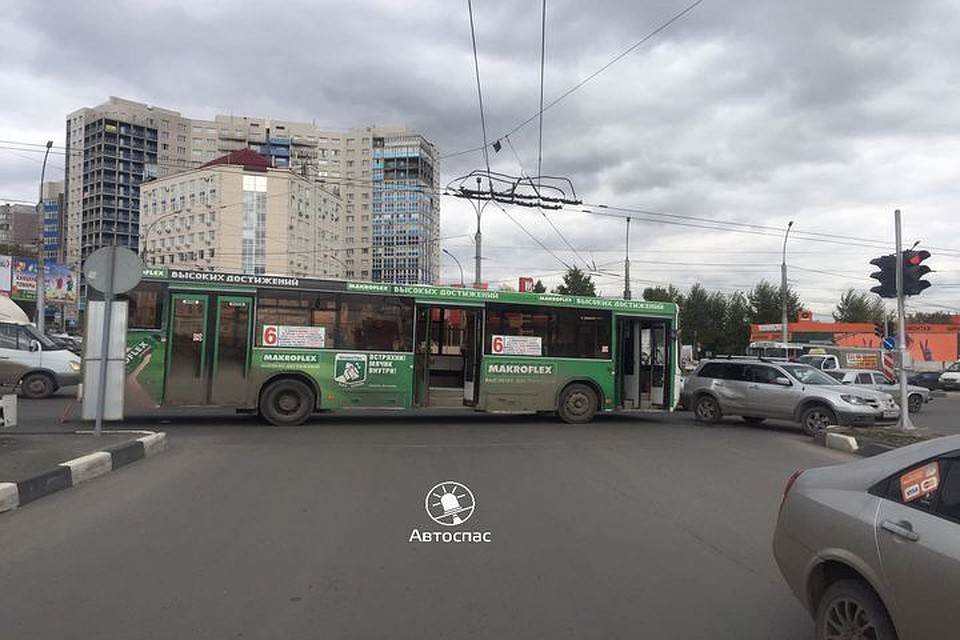 В четверг в Новосибирске столкнулись маршрутный автобус и кроссовер В четверг в Новосибирске столкнулись маршрутный автобус и кроссовер