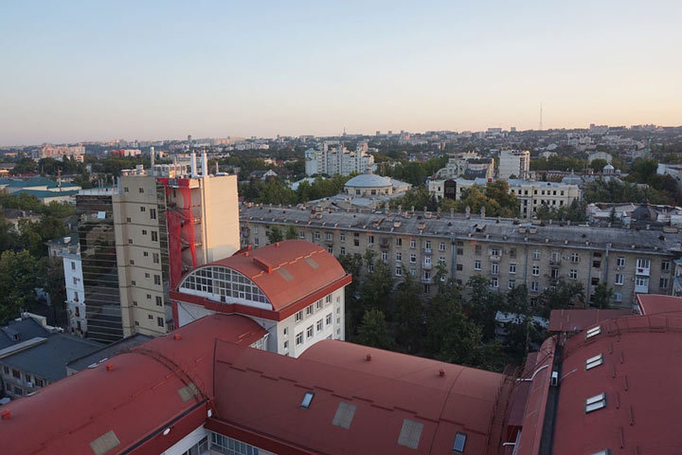 Если взобраться на крышу любой многоэтажки в Кишинёве и окинуть взором открывающийся пейзаж, можно заметить множество растущих как грибы жилых комплексов