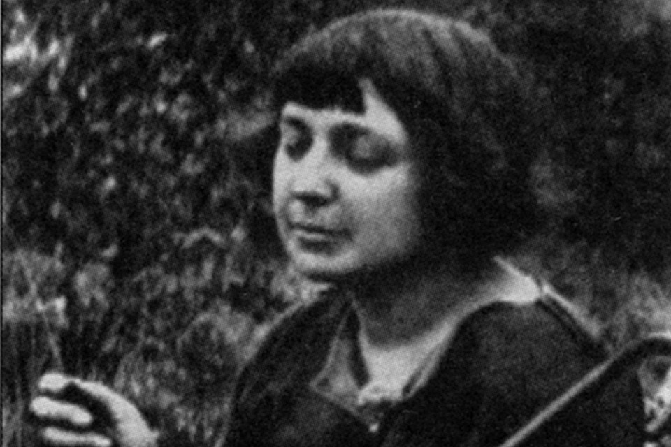 Цветаева - заветный лот каждого аукциона. Любой автограф, любая закорючка уходят с молотка за баснословные суммы