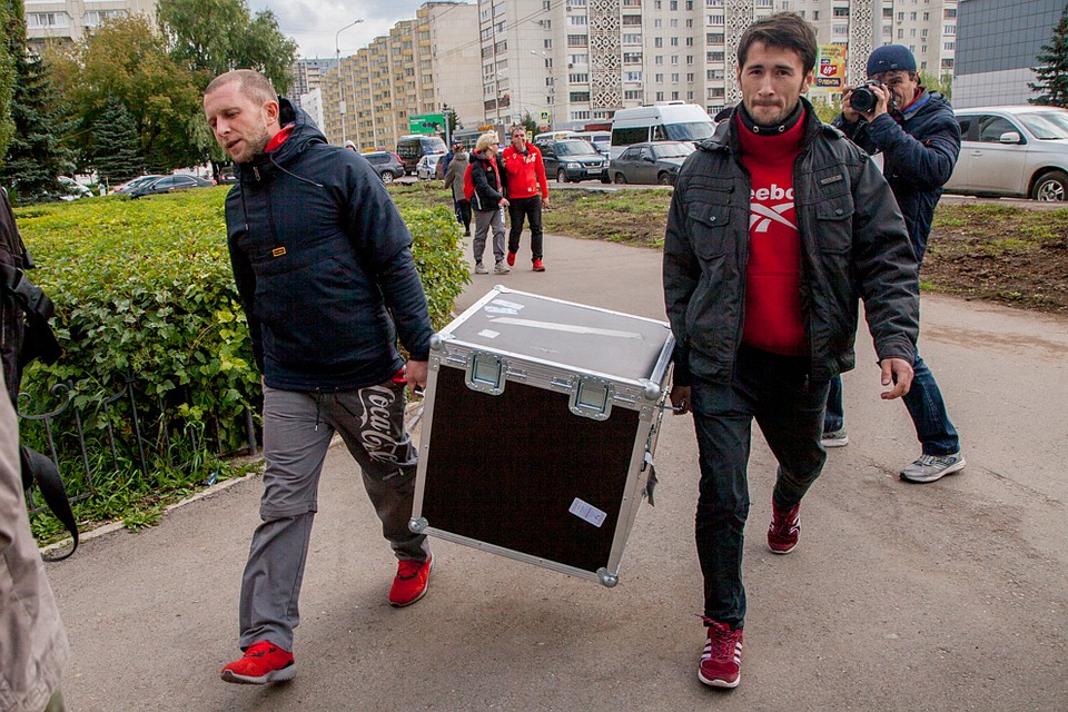 В таком "черном ящике" кубок передвигается по городу. На этом фото кофр пустой, кубок уже выгрузили. С трофеем обращаются куда аккуратнее. Фото: Кирилл ПЕНКИН