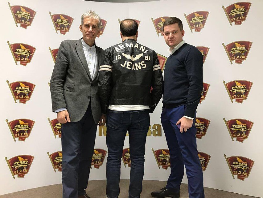 Слева направо:Игорь Минтусов, политический консультант, ведущие Никита Исаев и Роман Карманов