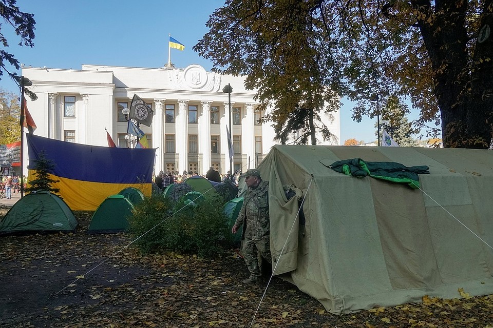 Палаточный городок митингующих у здания Верховной рады