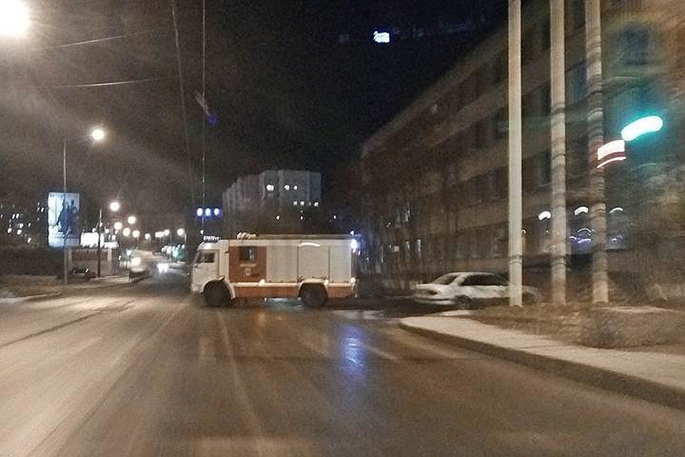 Пожар в здании мурманской горэлектросети случился в ненастный и холодный день. По всей видимости, помещение не отапливалось, и кто-то решил воспользоваться обогревателем. Фото: vk.com/murmansk_dtp