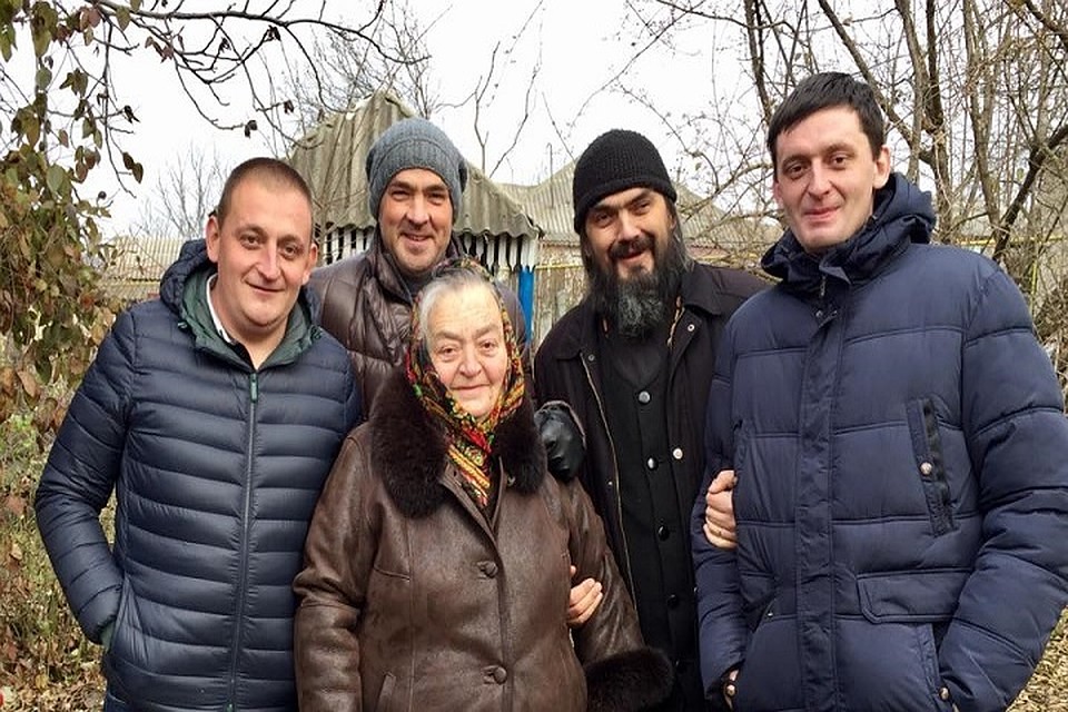 У известного певца Методие Бужора (второй слева) умерла мама (Фото: соцсети).