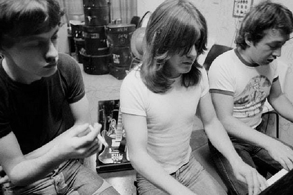 В Австралии умер брат основателей AC/DC Джордж Янг. Фото: AC/DC /Facebook