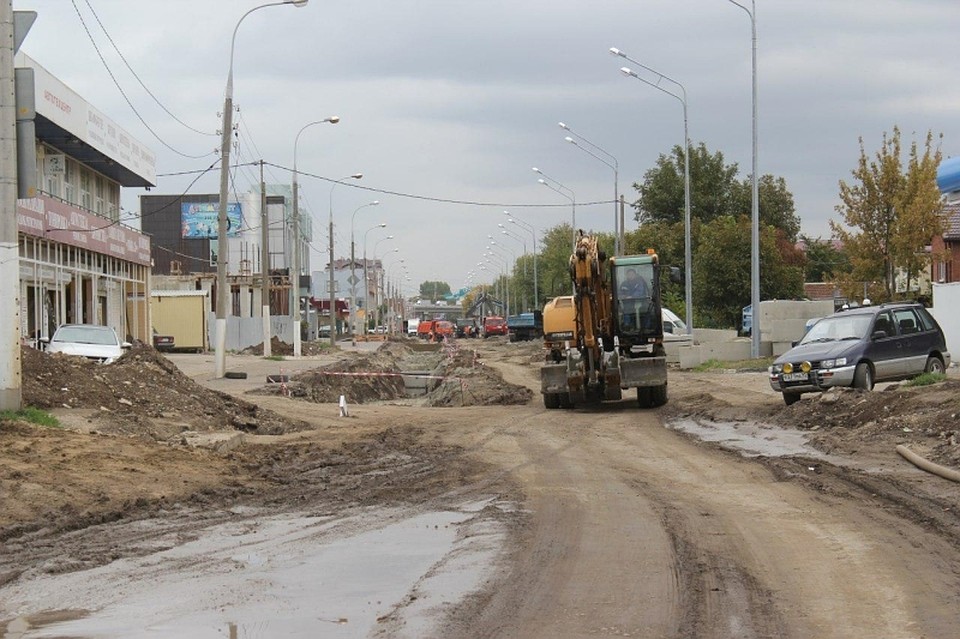 Строители приступили к укладке первого нижнего слоя основания дорожного полотна. Фото: Владимир НЕСТЕРЕНКО