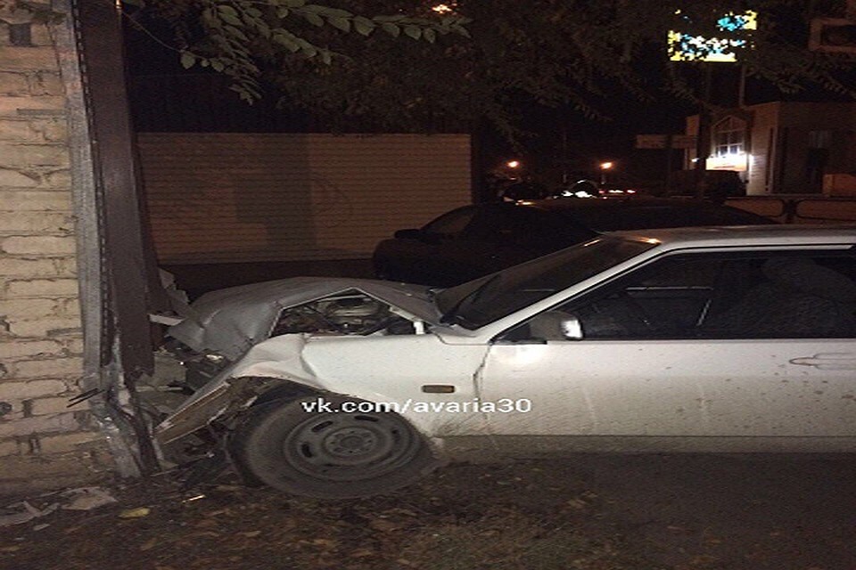 Детали ДТП, в котором автомобиль протаранил дом в Астрахани Детали ДТП, в котором автомобиль протаранил дом в Астрахани