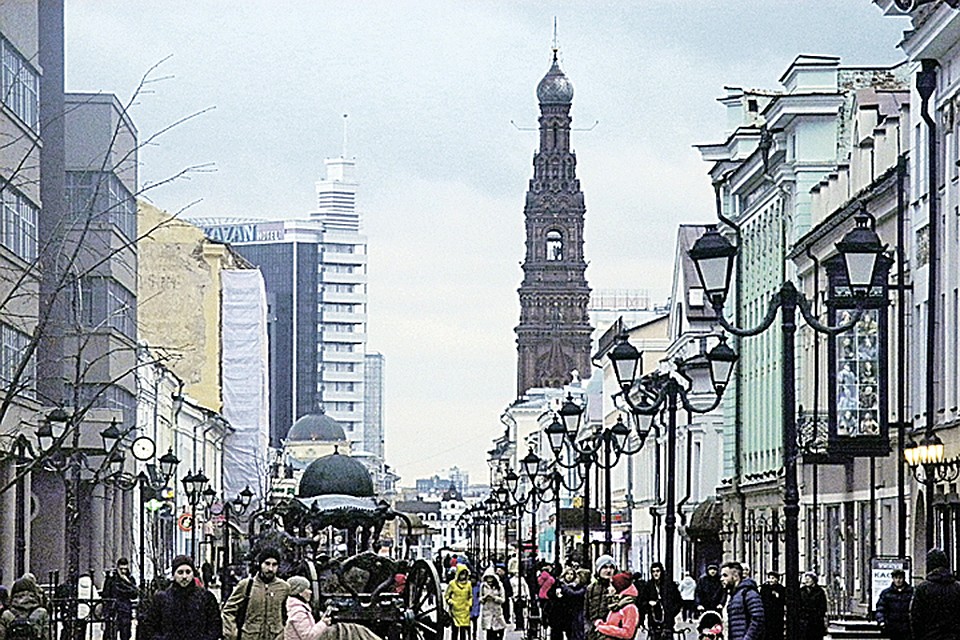 Местный Арбат почти как московский, но с колокольней.