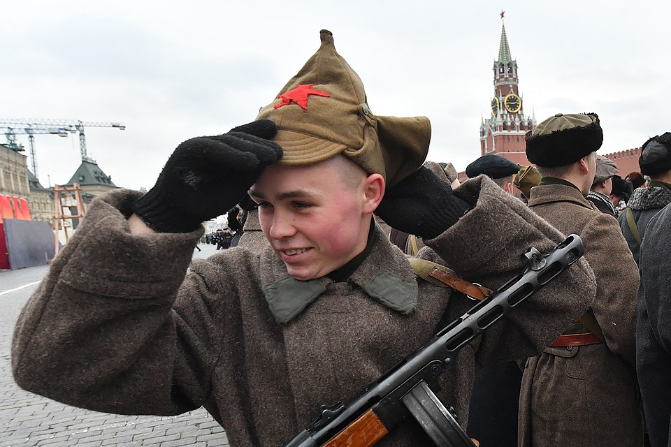 Впервые воссоздать картину того военного парада решили в 2003 году, и вот так уже 15-й раз подряд Фото: Владимир ВЕЛЕНГУРИН