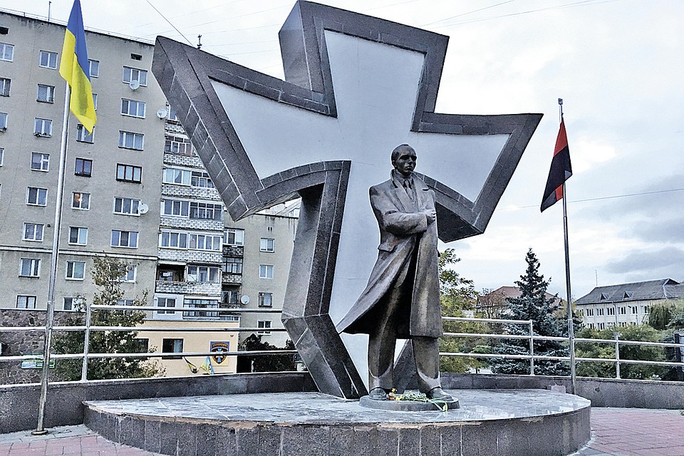 Памятник Бандере украсят то цветами, то детскими рисунками. «У нас выставка. Дети рисуют Бандеру», - объяснила сотрудница музея.