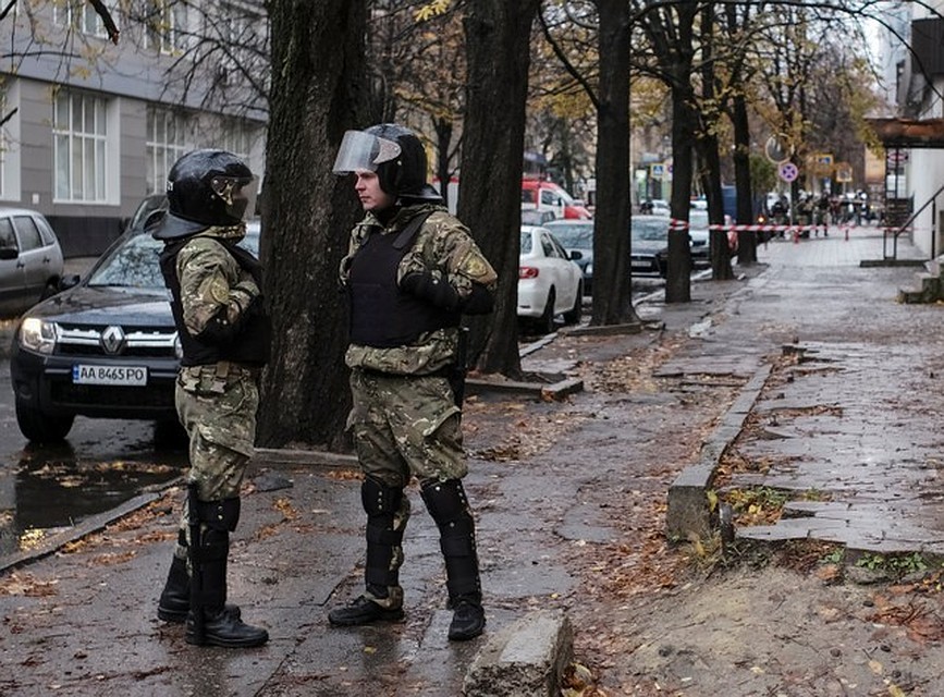 После небольшой потасовки с правоохранителями толпа митингующих прорвалась на территорию Летнего театра, активисты сняли ворота
