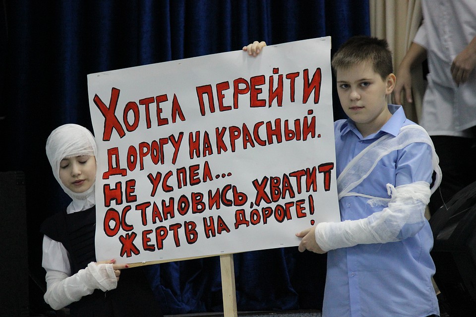 Инспекторы надеются, что подобные мероприятия воспитают в школьниках законопослушных, ответственных и грамотных участников дорожного движения. Фото: пресс-служба ОГИБДД города
