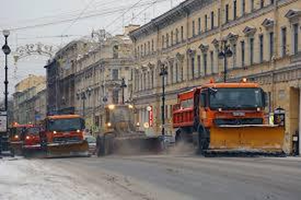 Дорожная служба усилила работу из-за снега в Петербурге Дорожная служба усилила работу из-за снега в Петербурге