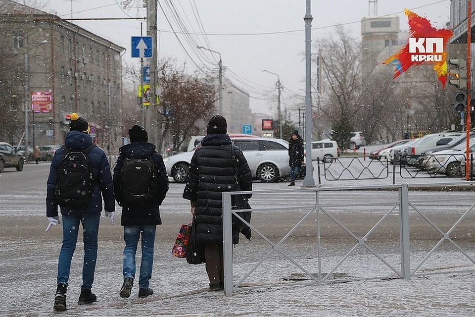 Специалисты МЧС напоминают горожанам об элементарных правилах безопасности: при сильном ветре парковать машины и ходить возле плохо закрепленных конструкций, рекламных щитов и электропроводов не стоит.