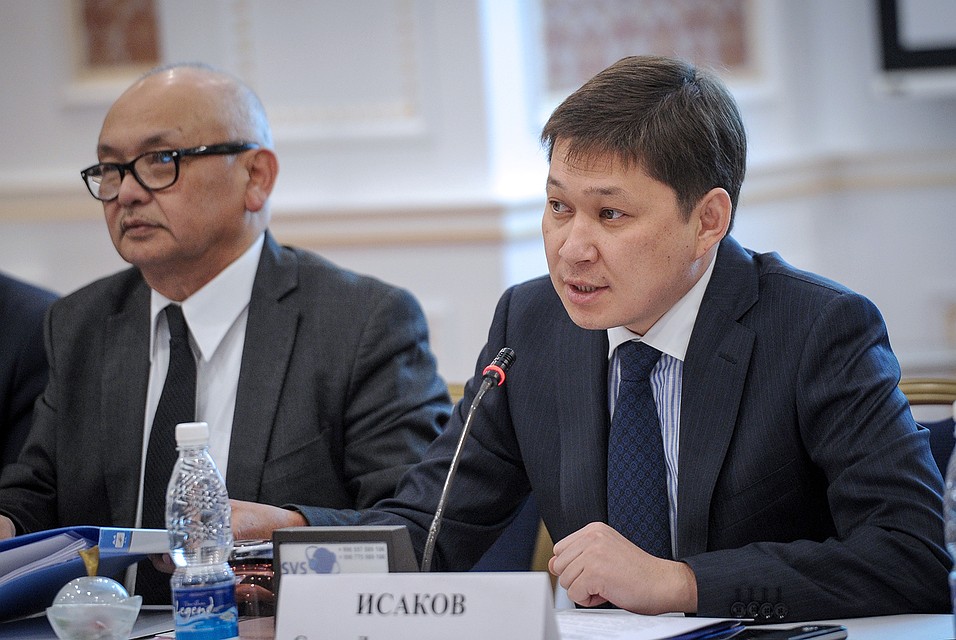Сапар Исаков напомнил, что Кыргызстан является горной страной, не имеющей выхода к морю. Поэтому нужно развивать систему воздушного транспорта.