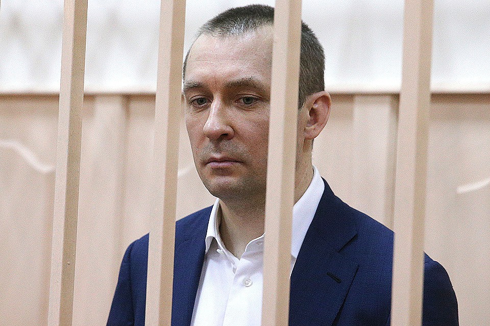 Бывший заместитель начальника управления "Т" Главного управления экономической безопасности и противодействия коррупции (ГУЭБиПК) МВД России полковник Дмитрий Захарченко в Басманном суде. ФОТО Дмитрий Серебряков/ТАСС
