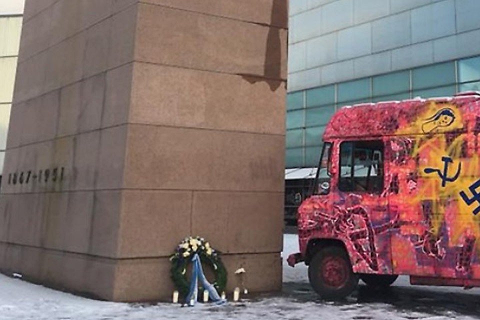 На разукрашенном фургоне злоумышленник мчался к статуе Маннергейма и остановился в самый последний момент. Фото: с сайта mtv.fi