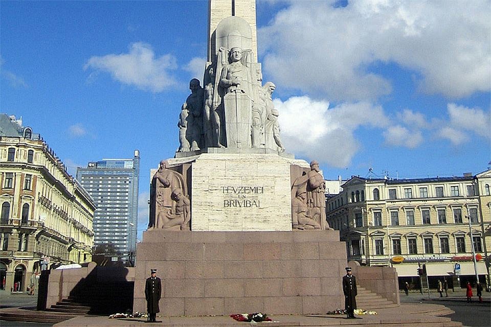 Сотрудники Рижской муниципальной полиции задержали двух эстонцев, которые забирались на памятник Свободы. Фото: с сайта wikimedia.org