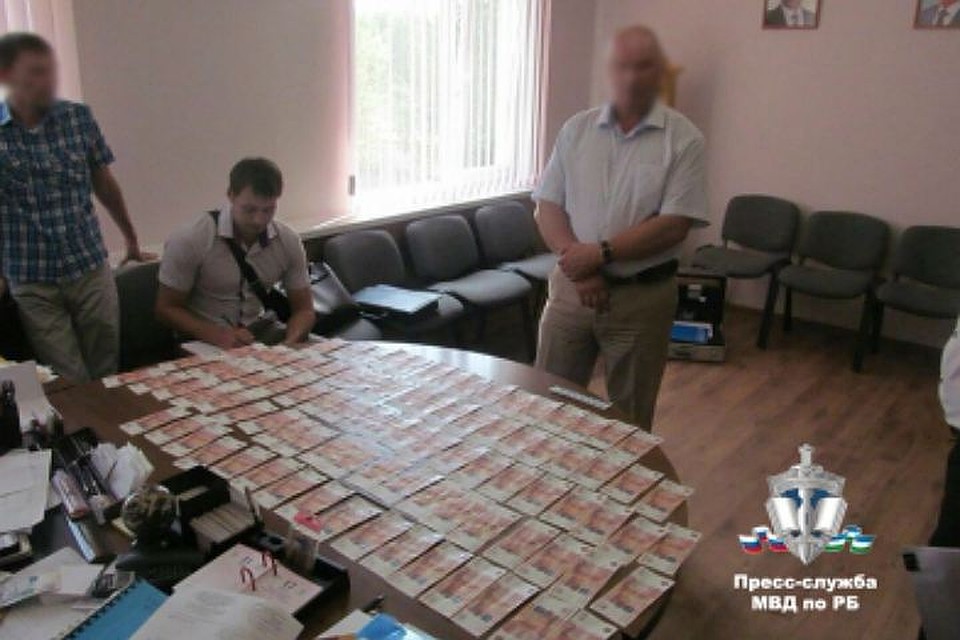 Бывшего мэра Агидели поймали с поличным в его же кабинете. И это не единственный такой случай. Фото: МВД по РБ