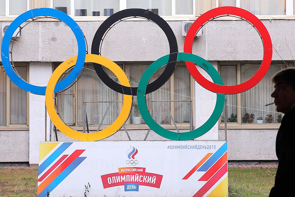 Конструкция во дворе здания ОКР России.
