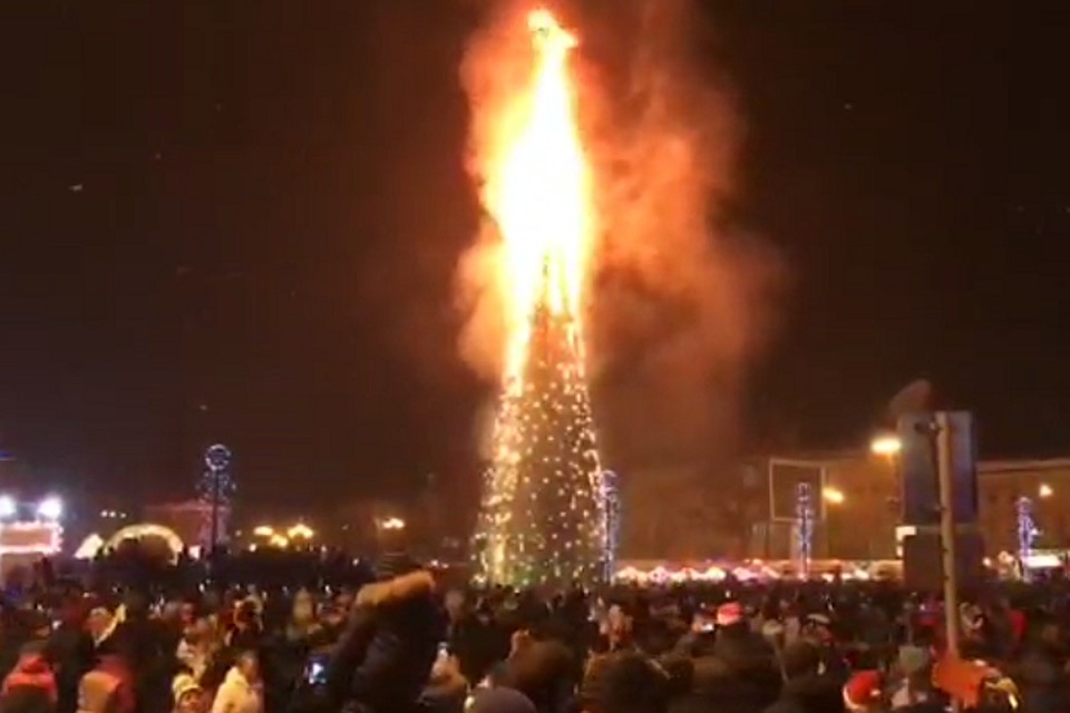 В Южно-Сахалинске дотла сгорела главная городская елка