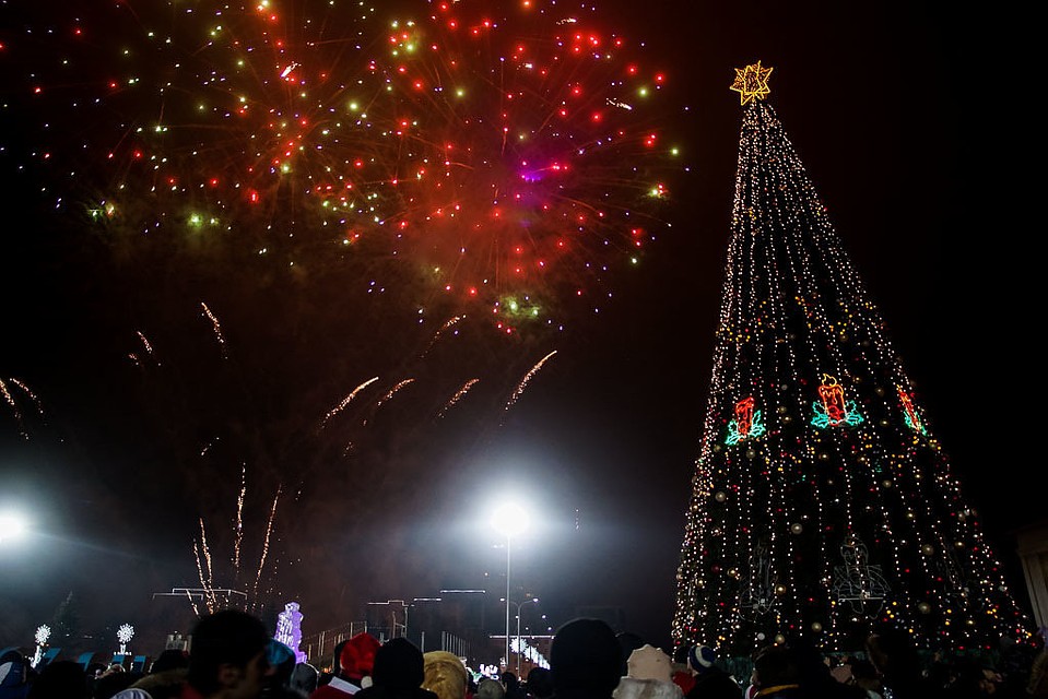 Незабываемый салют на Новый год 2018 огненного Петуха Незабываемый салют на Новый год 2018 огненного Петуха