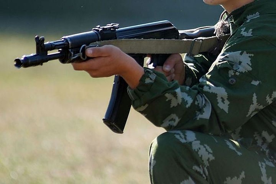 Полицейские ищут стрелка, укравшего оружие убитого полицейского