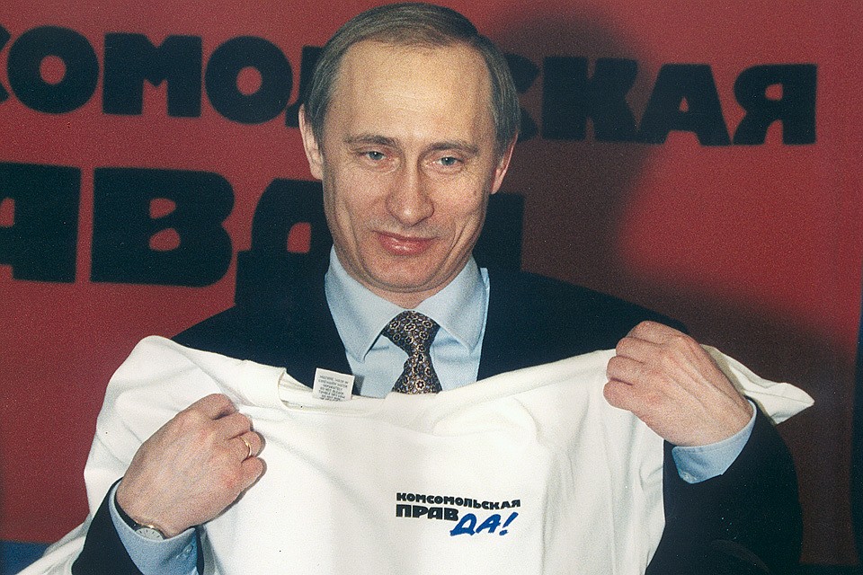 Президент России Владимир в редакции газеты "Комсомольская правда" в 2000 году.